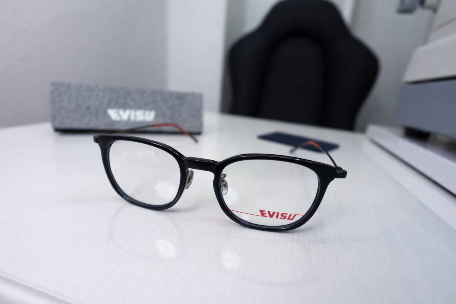 EVISU กรอบแว่นสายตาทรงเหลี่ยม สีดำ รายละเอียดแดง January Optical
